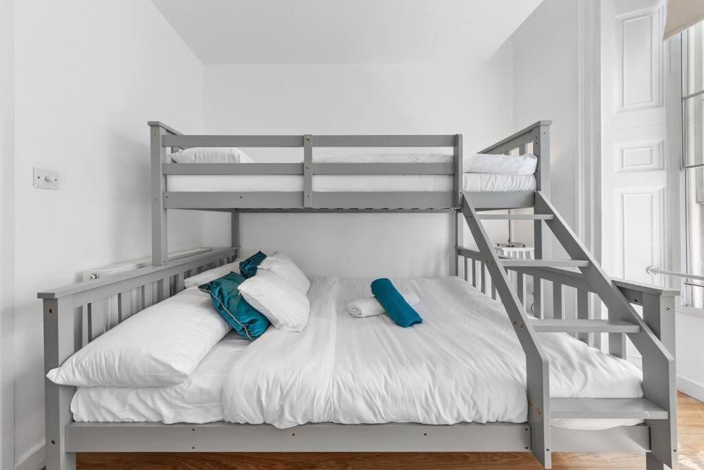 3 Bedroom Flat In Haymarket London Sleeps 14 Hy1 Экстерьер фото